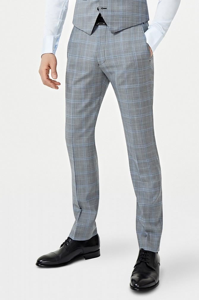 Вещь месяца: светло-серый костюм в голубую клетку