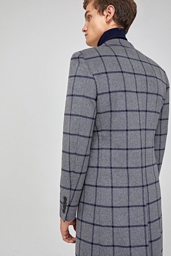 Вещь месяца: серое пальто в крупную клетку