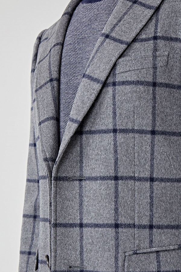 Вещь месяца: серое пальто в крупную клетку