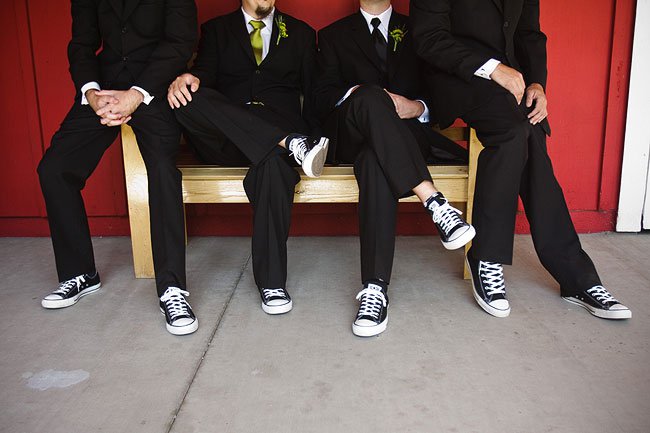 Можно ли носить кроссовки или кеды с костюмом