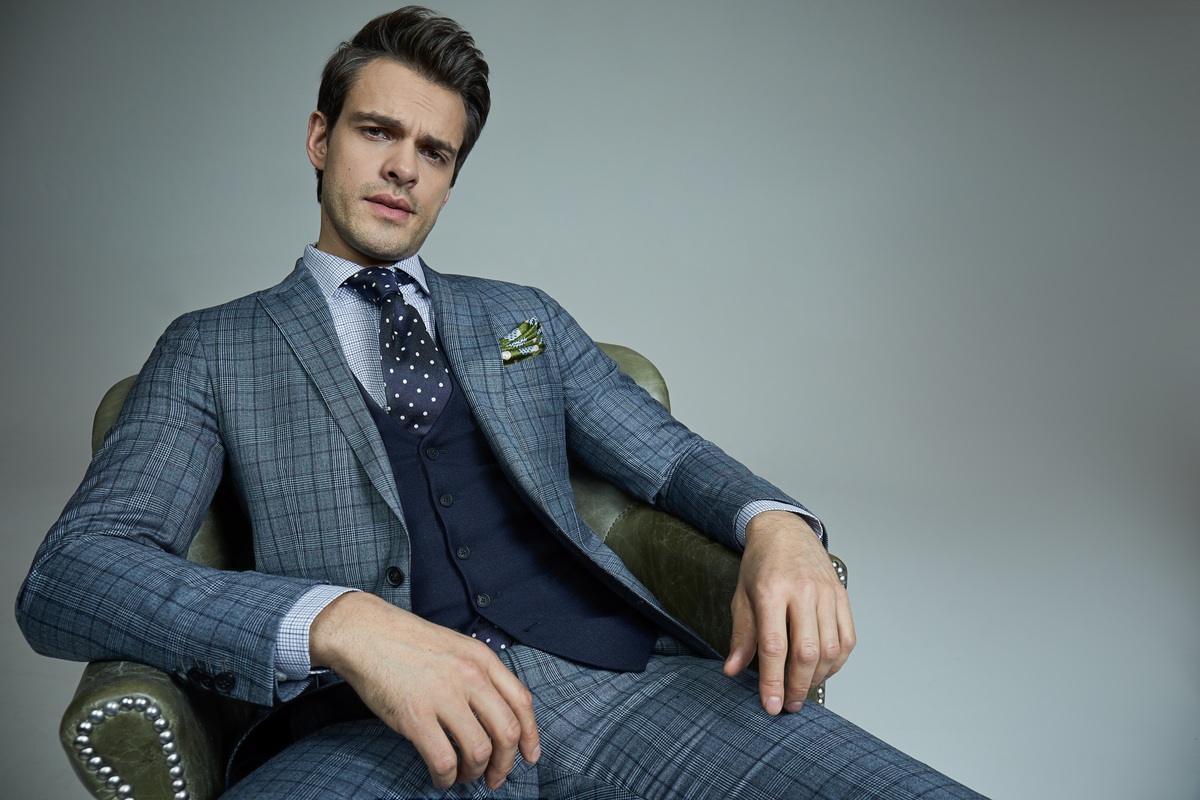 Какой костюм купить на свадьбу в 2024 году?