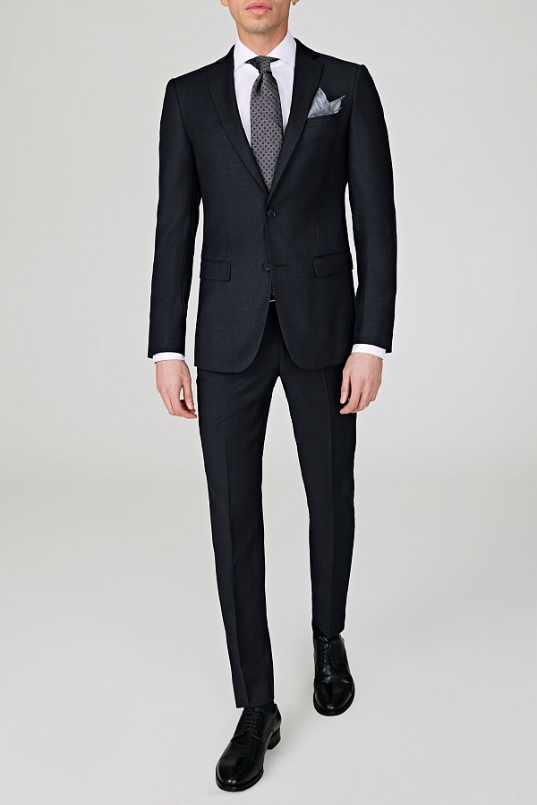 Темно-серый костюм в однотонную клетку