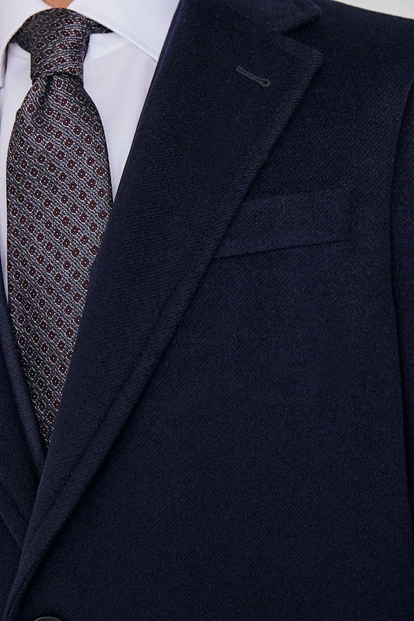 Темно-синее пальто