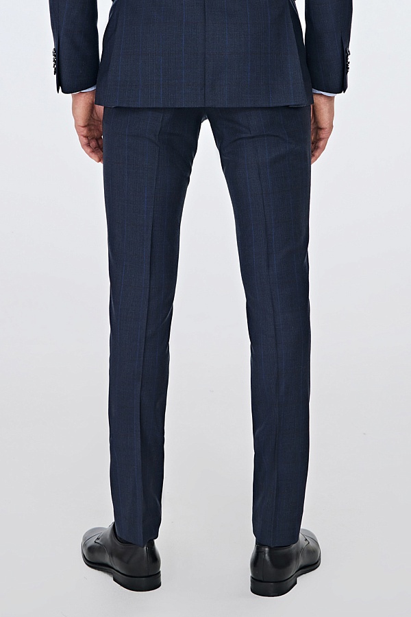 Темно-синие брюки в клетку