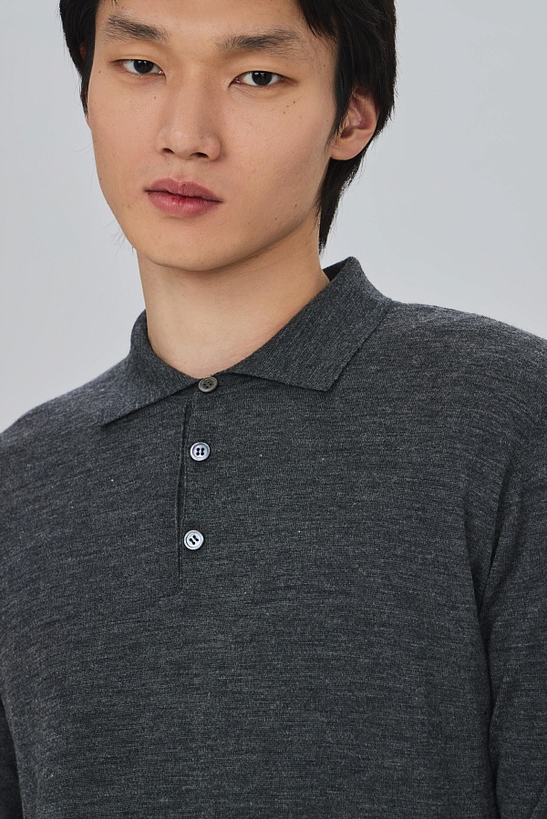 Легкий джемпер с воротником поло серого цвета