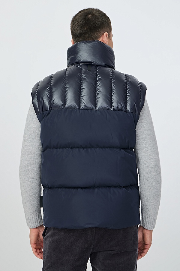 Темно-синий пуховик с отстегивающимися рукавами