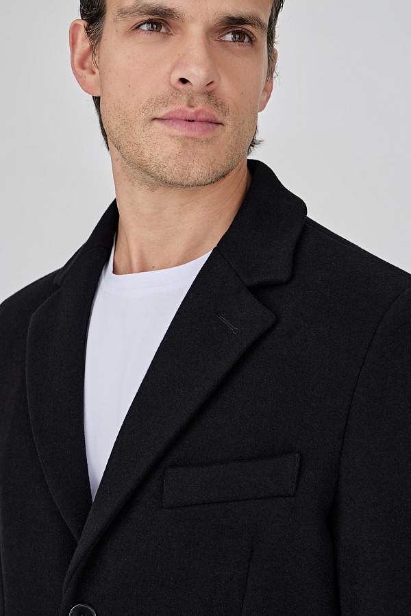 Удлиненное черное пальто на трех пуговицах