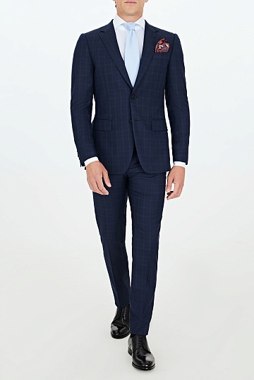 Темно-синий костюм в клетку
