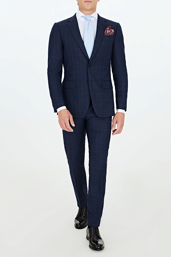 Темно-синий костюм в клетку