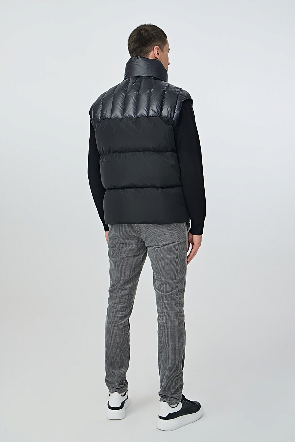 Черный пуховик с отстегивающимися рукавами