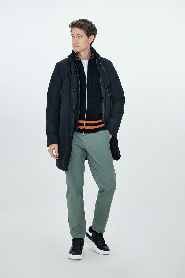 Черная пуховая куртка с воротником-стойкой