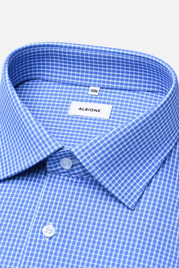 Голубая сорочка в мелкую клетку