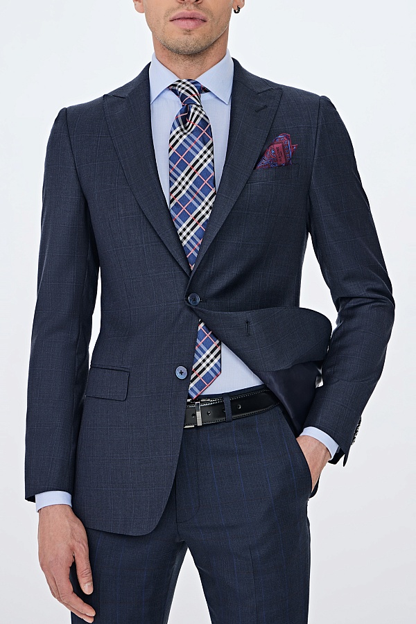 Серо-синий костюм в клетку