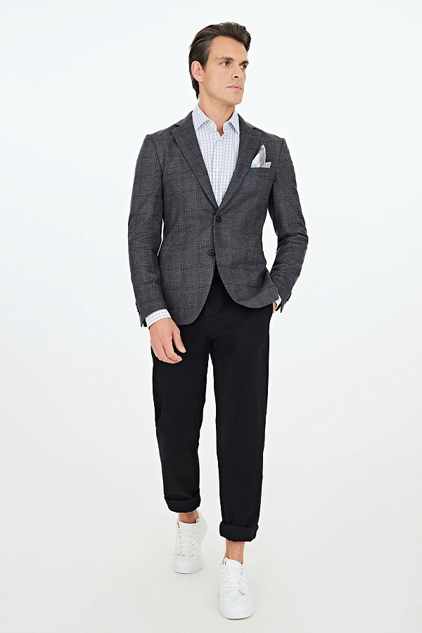 Серый пиджак в крупную клетку