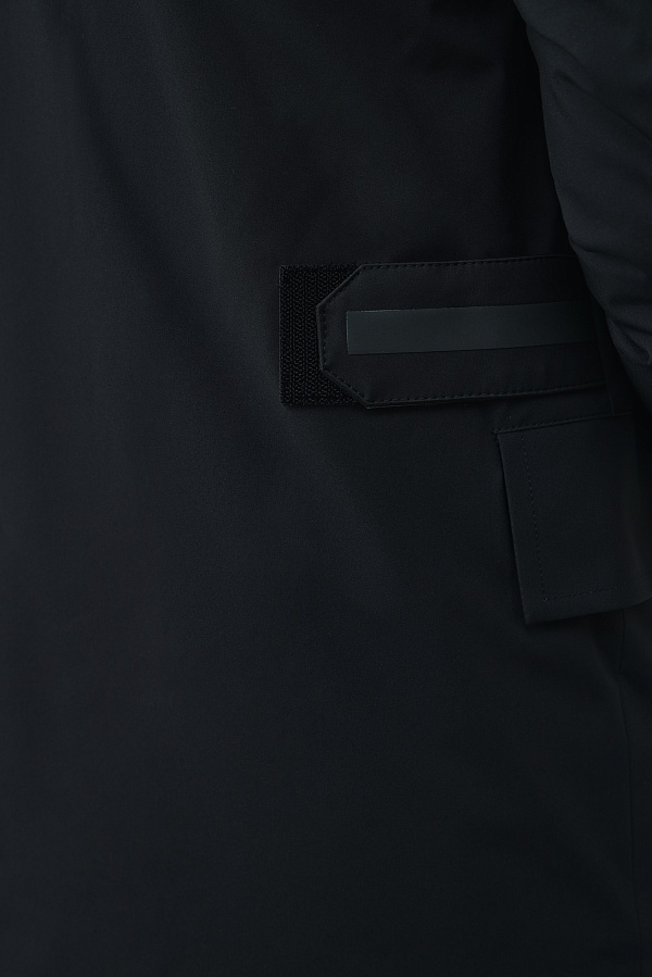 Черная куртка с капюшоном