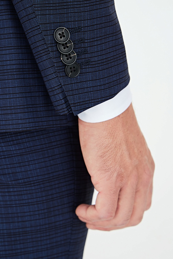 Темно-синий костюм в черную горизонтальную полоску