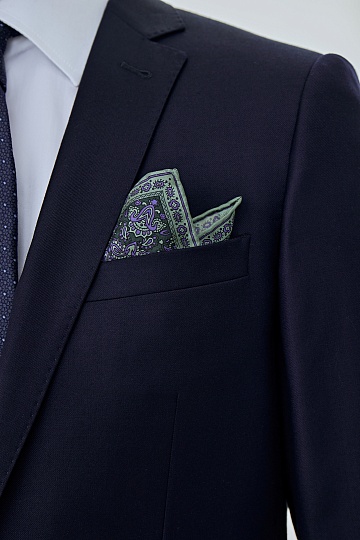 Темно-синий костюм на двух пуговицах