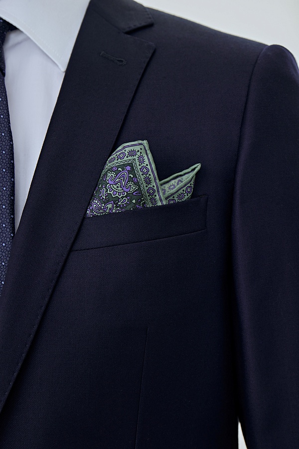 Темно-синий костюм на двух пуговицах