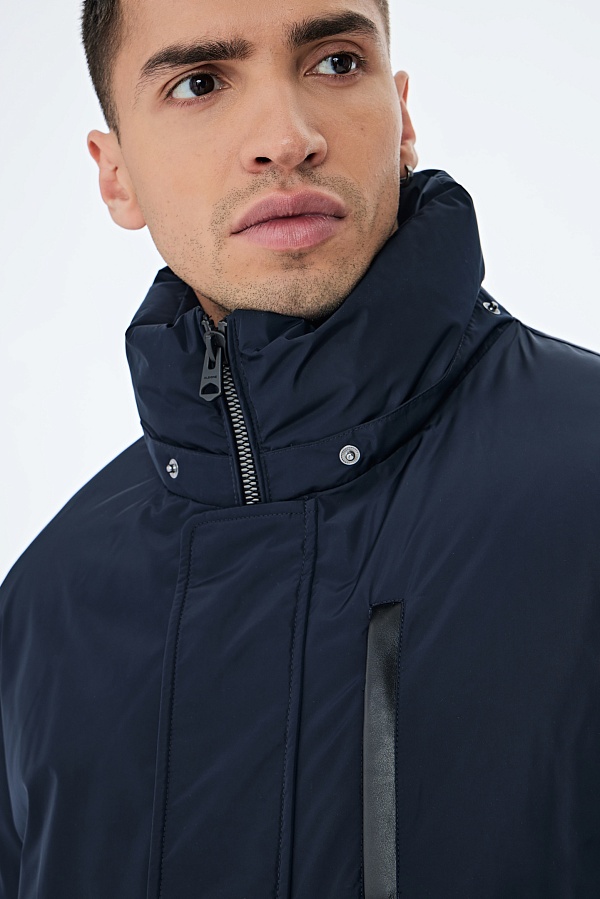 Темно-синий пуховик с капюшоном