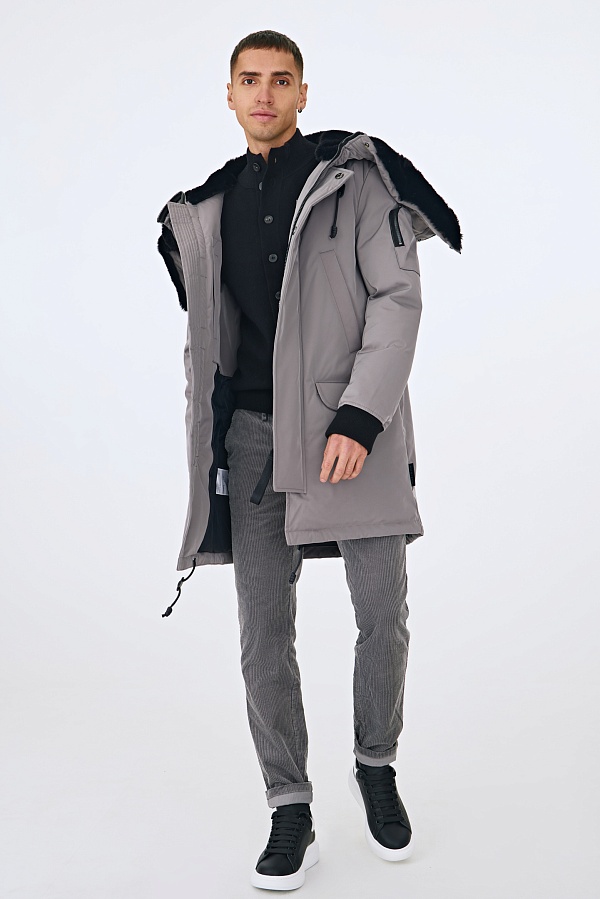 Светло-серая пуховая парка с мехом