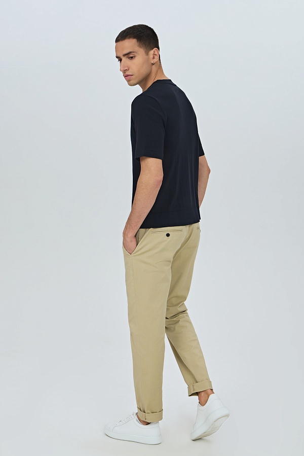 Темно-синяя трикотажная футболка