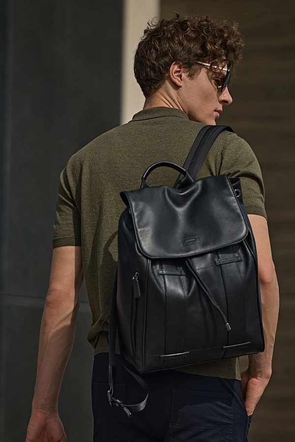Кожаный рюкзак черного цвета