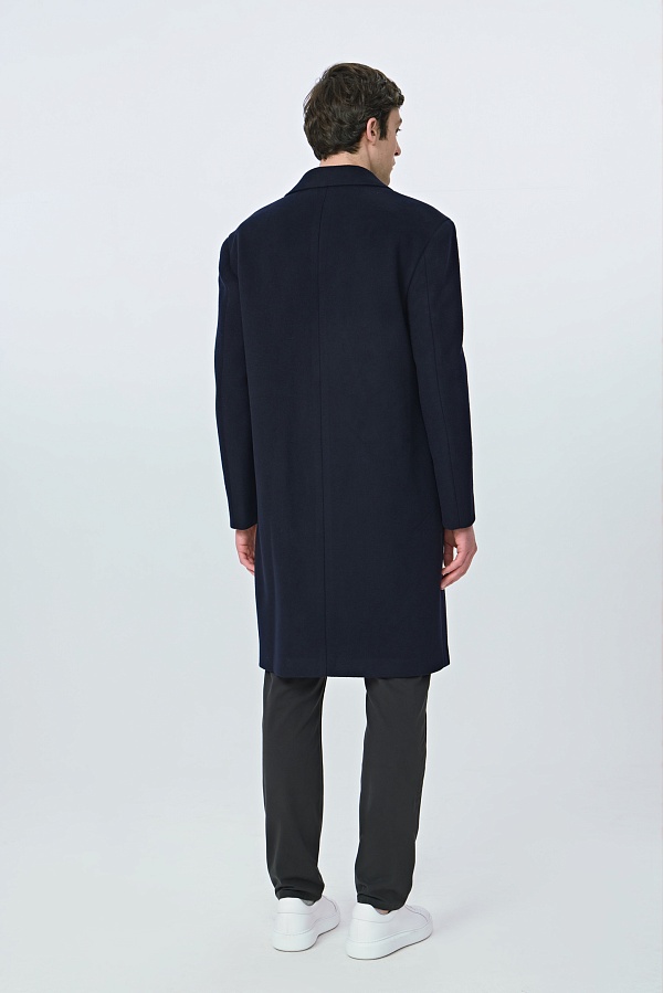 Пальто темно-синего цвета