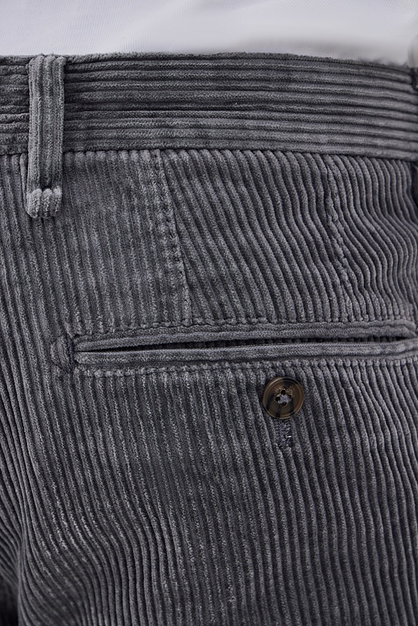 Серые вельветовые брюки чинос