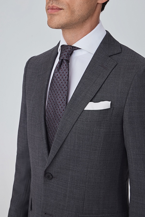 Серый пиджак в мелкую клетку