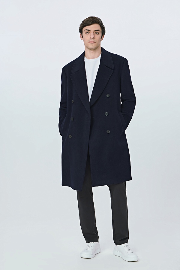 Пальто темно-синего цвета