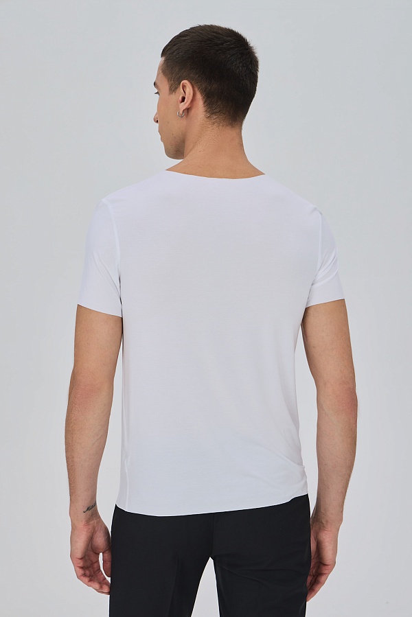 Белая футболка с круглым вырезом