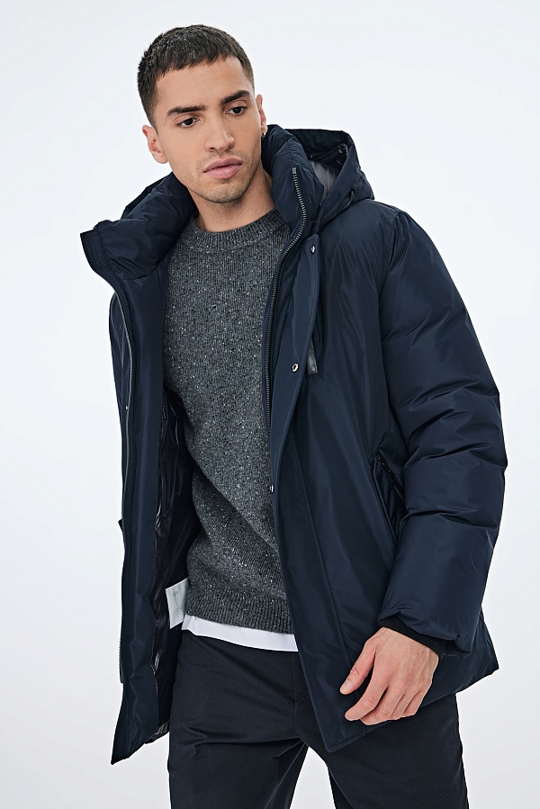 Темно-синий пуховик с капюшоном