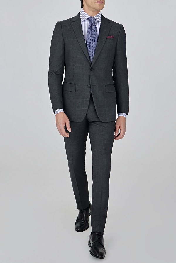 Серый костюм в клетку