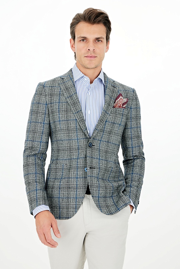 Серый пиджак в черную, белую и голубую клетку