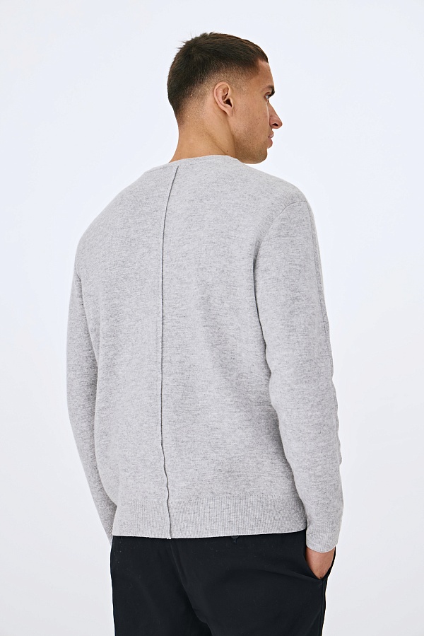 Серый джемпер с декоративными швами