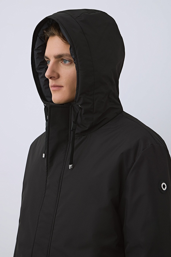 Черный пуховик