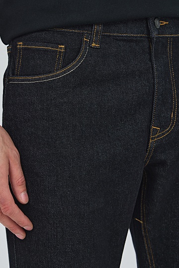 Черные джинсы с контрастной строчкой