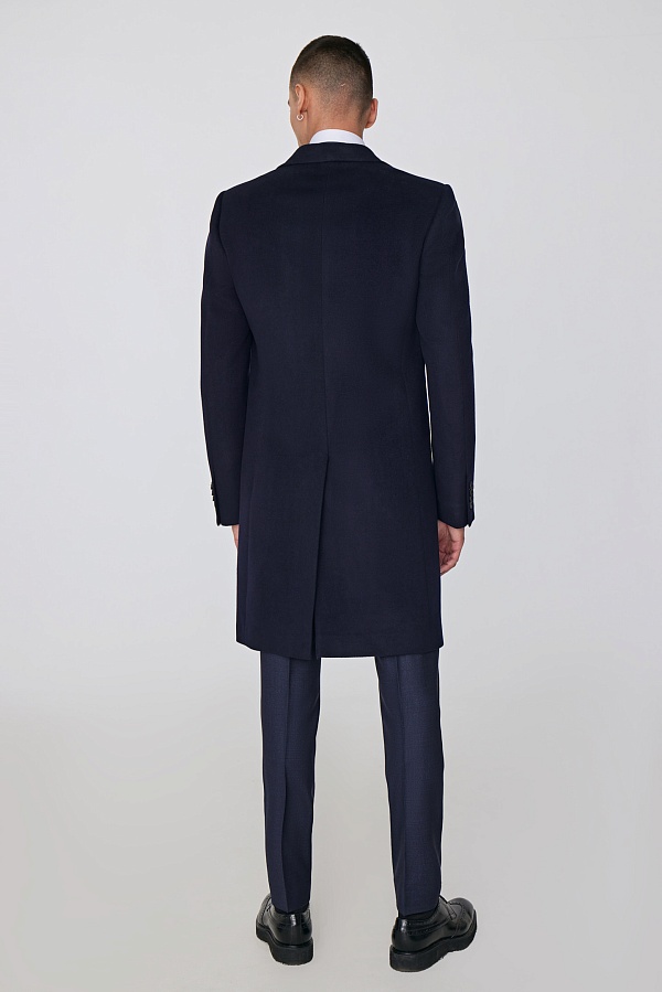 Темно-синее пальто
