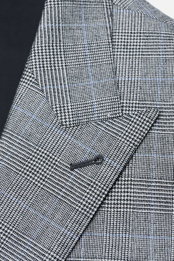 Светло-серый пиджак в клетку