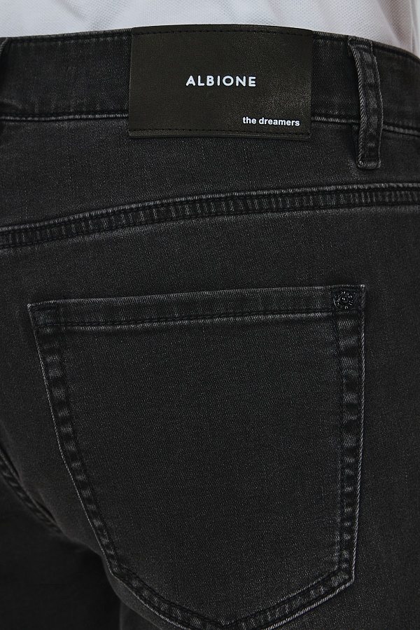 Темно-серые джинсы с потертостями