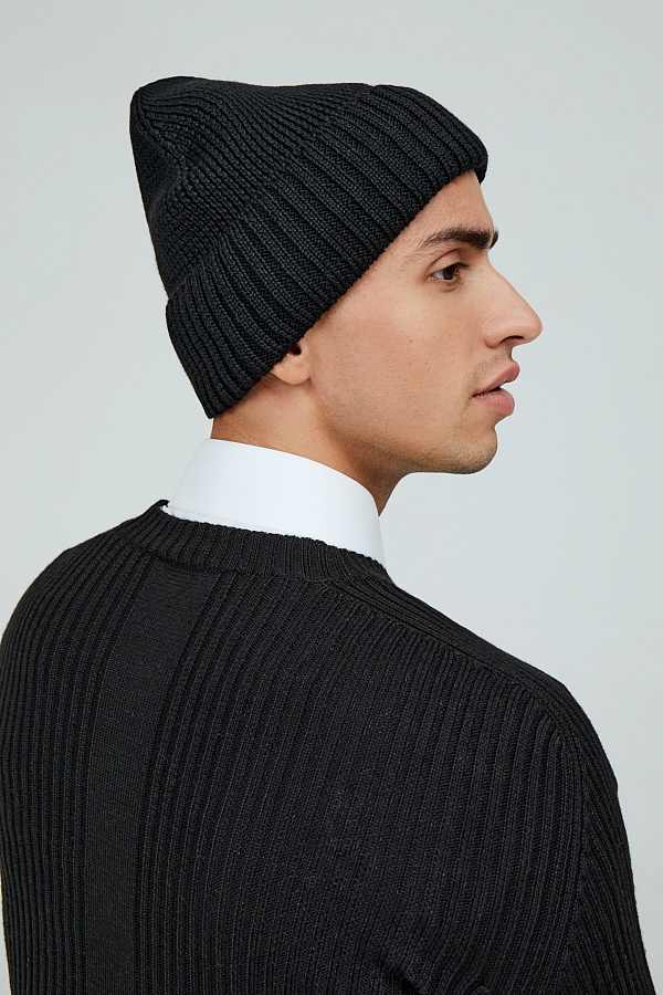 Темно-серая шапка с отворотом