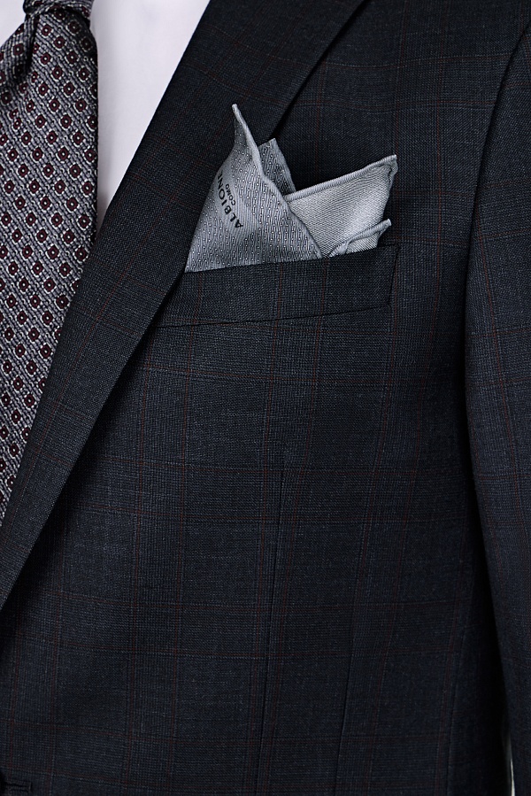 Темно-серый костюм в однотонную клетку