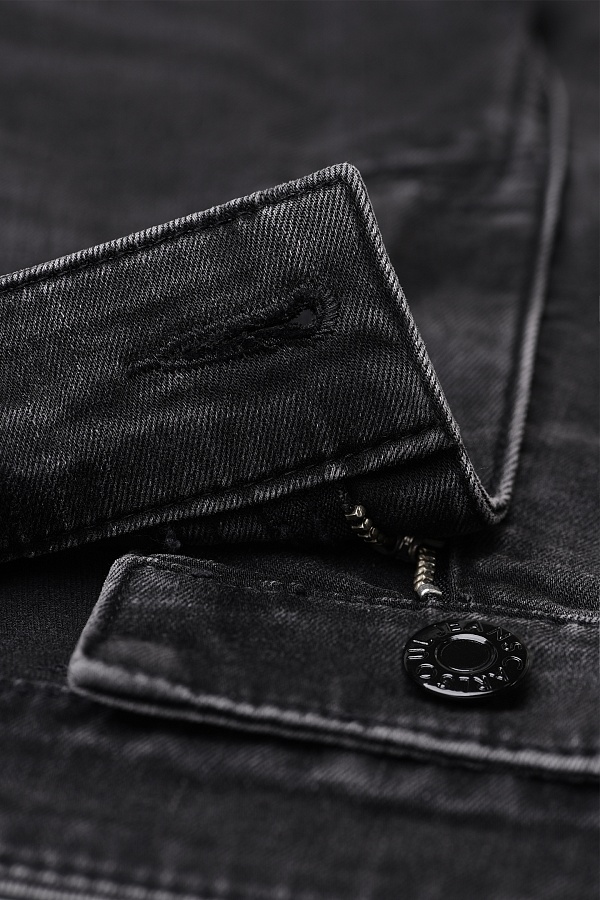 Темно-серые джинсы с потертостями