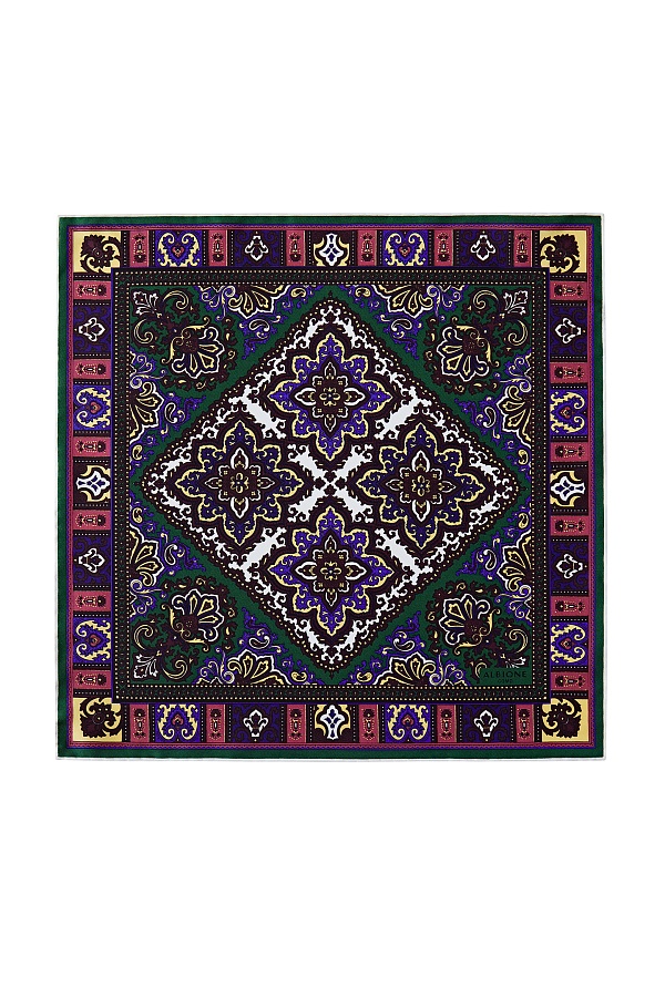 Пестрый платок с орнаментом