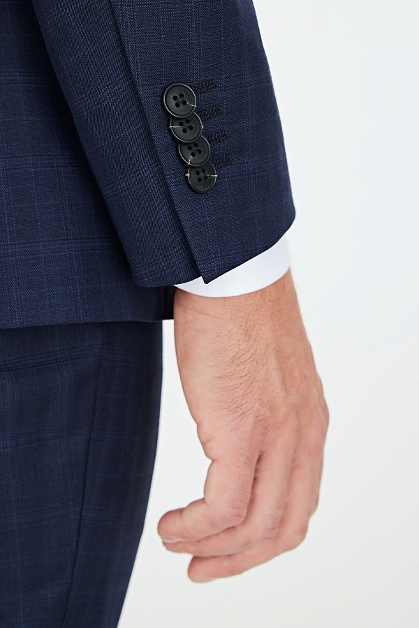 Темно-синий костюм в клетку