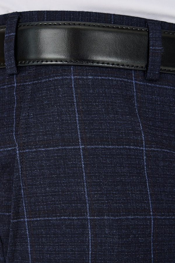 Темно-синие брюки в крупную клетку