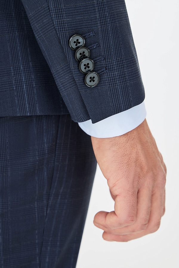 Темно-синий костюм в крупную клетку