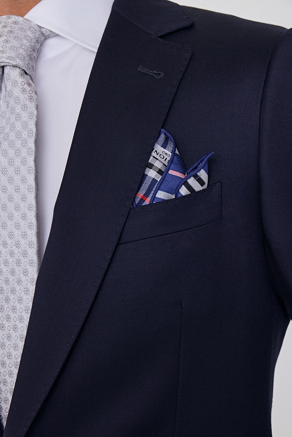 Темно-синий однотонный костюм