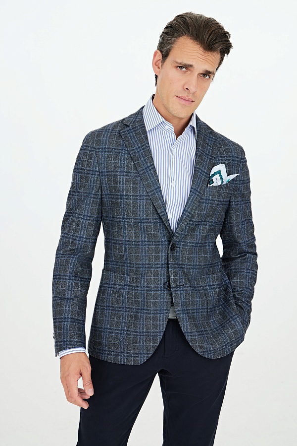 Серый пиджак в клетку