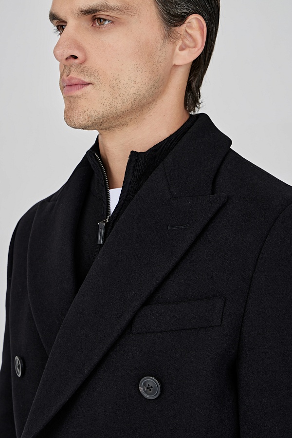 Черное двубортное пальто